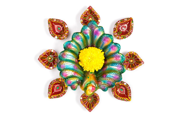 快乐的排灯节-粘土Diya灯点燃在排灯节，印度节日的灯庆祝。彩色的传统油灯在白色的背景上。为文本复制空间。图片下载