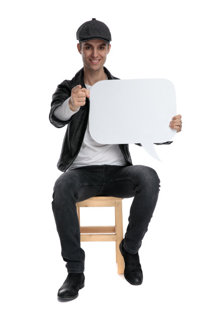 坐着漫不经心的男人捧着话匣子，开心地指着前方图片下载