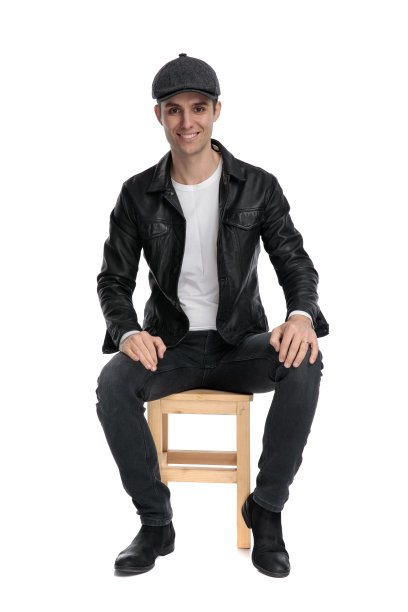 随意坐着的男人把双手放在大腿上，开心极了图片下载