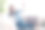 照片中惊人的女士手拿电话自拍社交网络博客坐在舒适的沙发上穿着牛仔裤衣服公寓室内图片下载