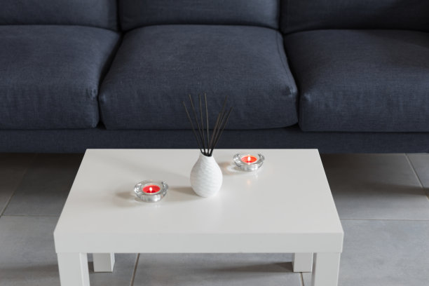 房间空气清新剂和蜡烛在桌子上的家庭室内背景。图片下载