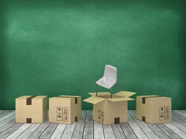 硬纸盒与椅子在木地板上-黑板背景- 3D渲染图片下载