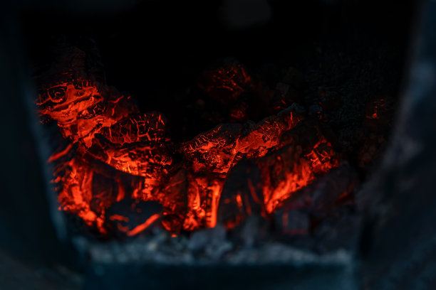 炉子里燃烧着木炭图片下载