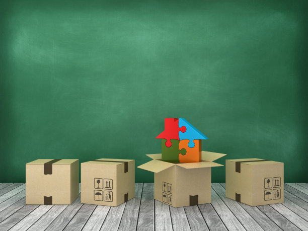 硬纸盒与拼图房子在木地板上-黑板背景- 3D渲染图片下载