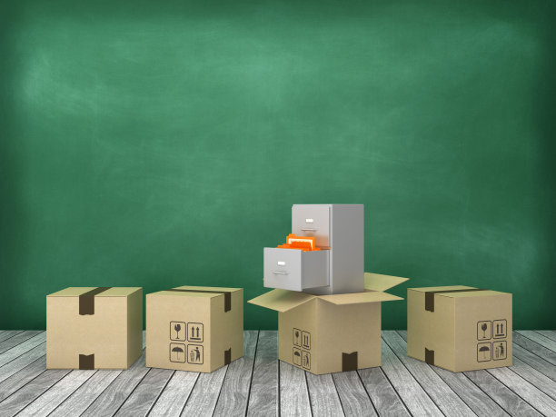 在木地板上有档案的纸板盒-黑板背景- 3D渲染图片下载