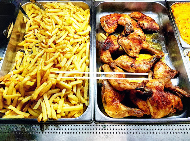 外卖店的烤鸡和炸薯条图片下载