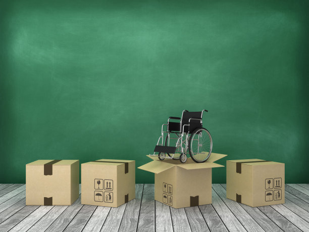 木箱与轮椅在木地板上-黑板背景- 3D渲染图片下载