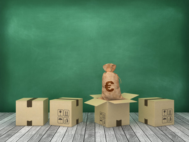 硬纸盒与欧元钱袋在木地板上-黑板背景- 3D渲染图片下载