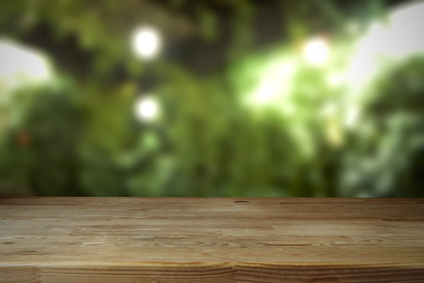 空木桌前抽象模糊的散景绿色背景库存照片图片下载