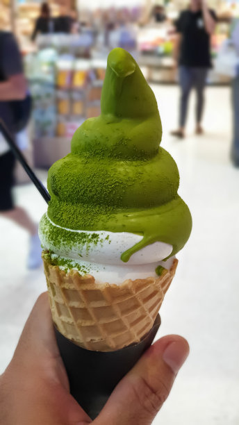 抹茶绿茶冰淇淋与模糊的背景。图片下载