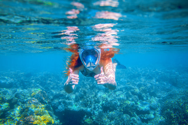 水下戴面罩的浮潜女孩。女子游泳图片下载