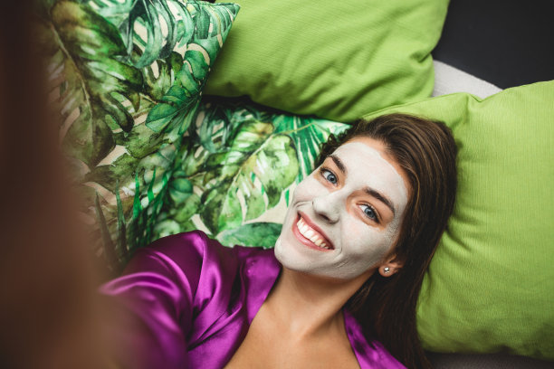 年轻女子敷面膜图片下载