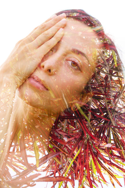 双重曝光近距离的肖像，一个年轻漂亮的女人交织与明亮的树叶充满活力的热带树图片下载