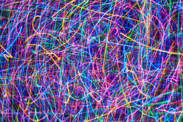 在黑色背景上抽象的彩色光线。蓝色，绿色，橙色，粉色的线条和曲线。图片下载