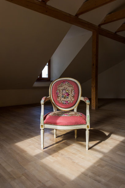 阁楼上的椅子图片下载