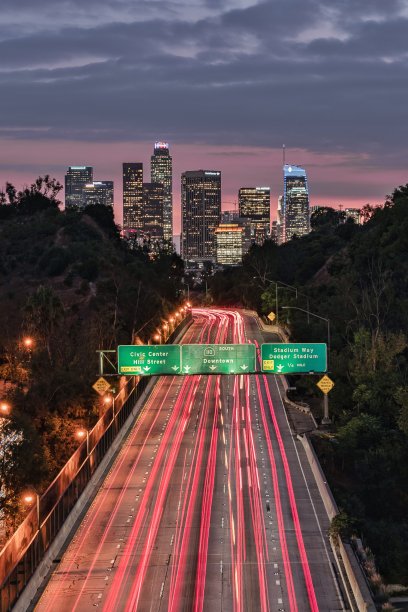日落时分通往洛杉矶市中心的道路图片下载