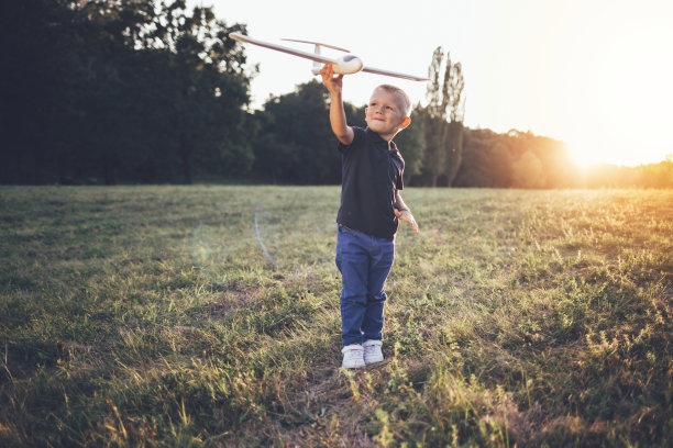 未来的飞行员准备起飞图片下载