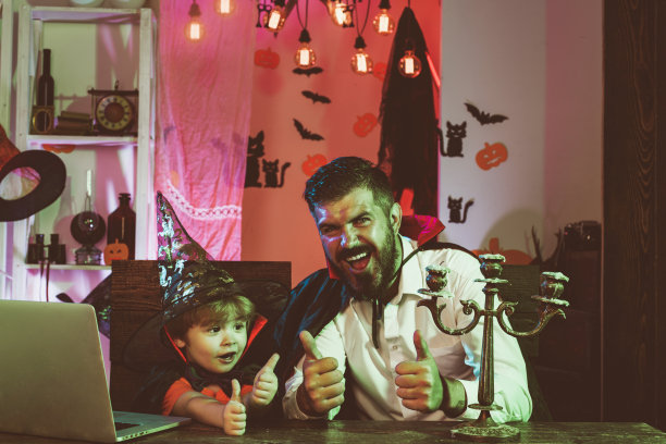 万圣节全家快乐。父亲和儿子竖起大拇指。黑色星期五的秋季促销。万圣节的帽子。在线购物。不给糖就捣蛋。恐怖的背景。图片下载