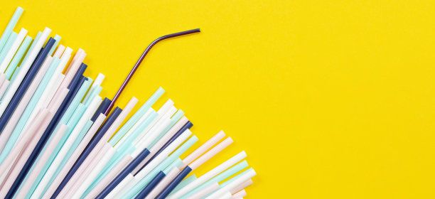 不锈钢吸管，可重复使用，多色塑料吸管，黄色背景图片下载