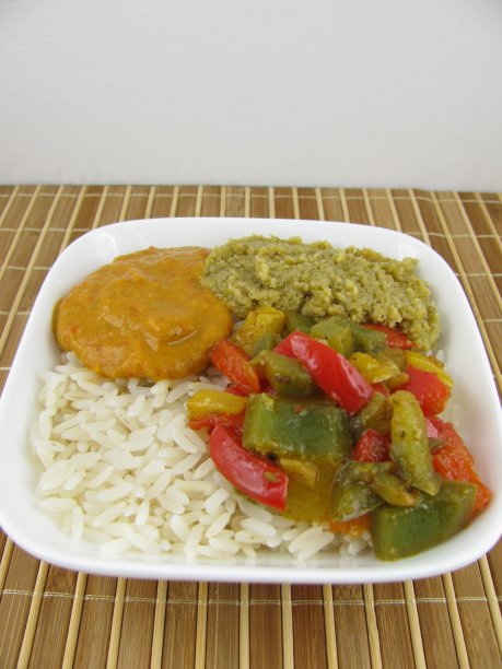 炒饭配橄榄酱和炒红辣椒图片下载