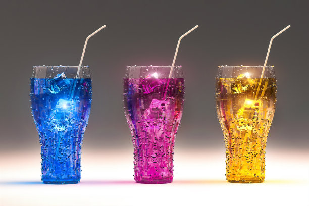 经典的夏季海报玻璃派对喝鸡尾酒与冰块和吸管在中性灰色背景。图片下载