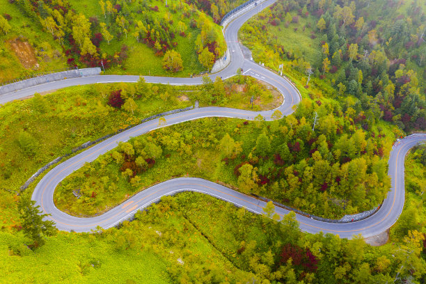 鸟瞰图，山间蜿蜒的道路在秋天图片下载