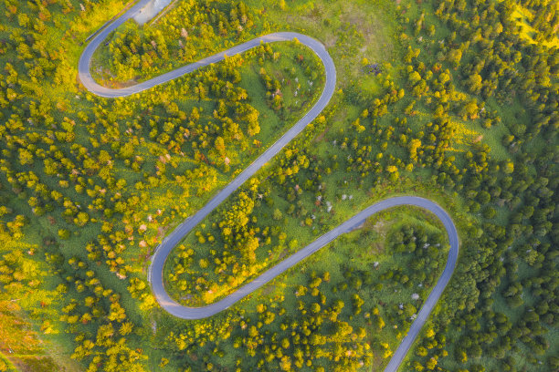 鸟瞰图，山间蜿蜒的道路在秋天图片下载