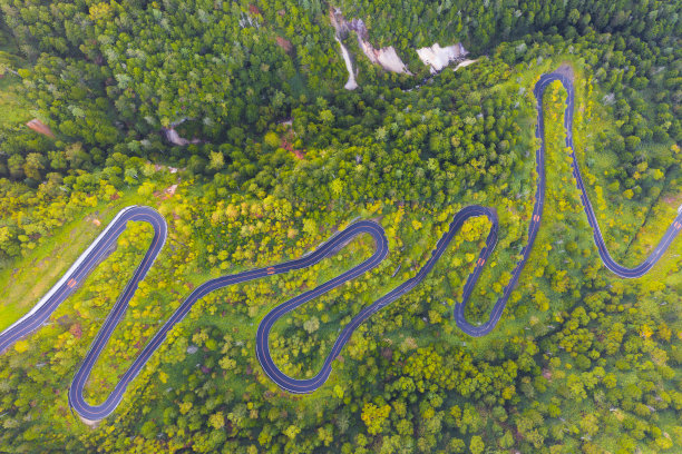 鸟瞰图，山间蜿蜒的道路在秋天图片下载