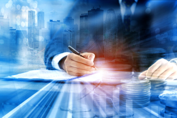 商业人士以钱币和不动产签署合同文件或签订协议的双重曝光-财务和投资概念图片下载