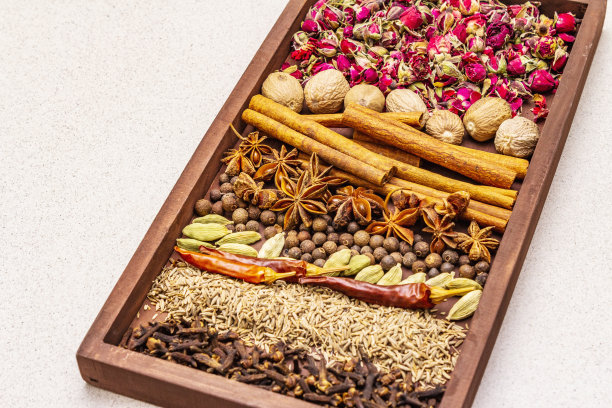拉斯·艾尔·哈诺特，异域奢华玫瑰花瓣香料。准备配料东方香料混合在木盒图片下载