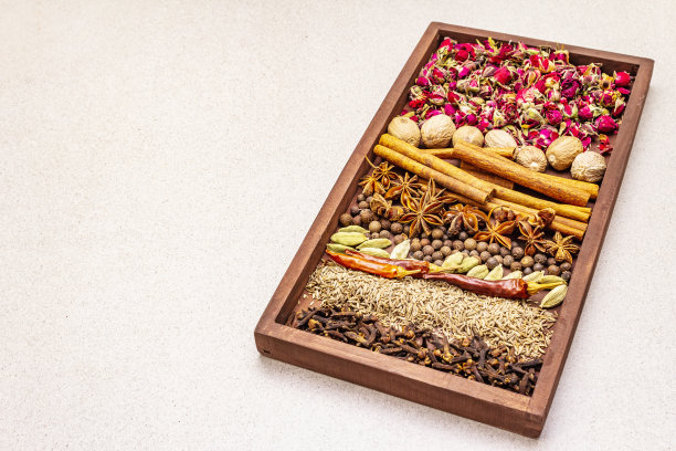 拉斯·艾尔·哈诺特，异域奢华玫瑰花瓣香料。准备配料东方香料混合在木盒图片下载