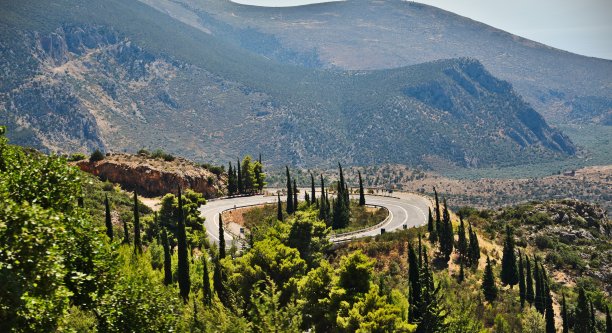 景观有山脉，森林和道路环路图片下载