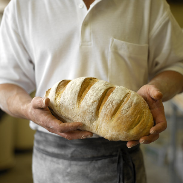 贝克拿着面包图片下载