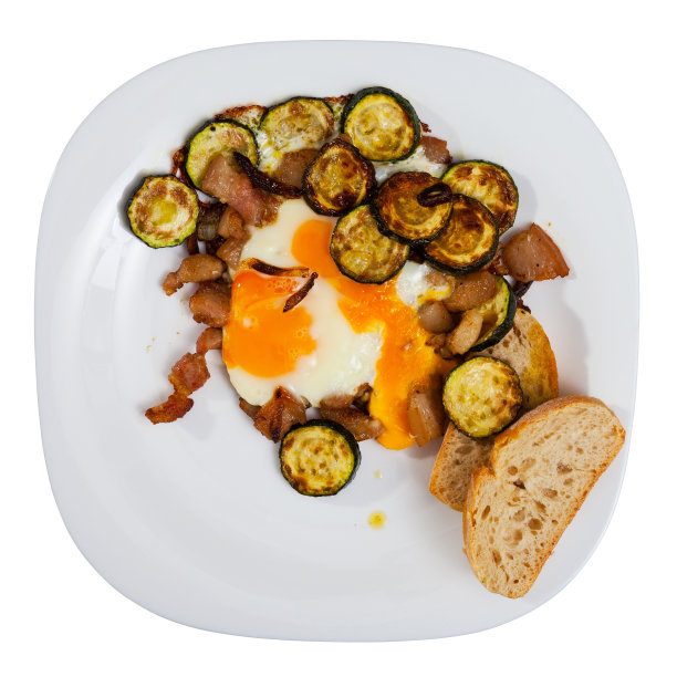 盛有炒蛋、猪油和西葫芦的盘子图片下载