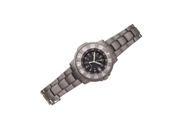 现代男士腕表与金属手镯隔离在一个白色的背景。图片下载