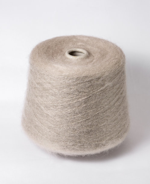 白色背景上的纱管。侧视图。纺织卷轴在孤立的白色背景上。图片下载