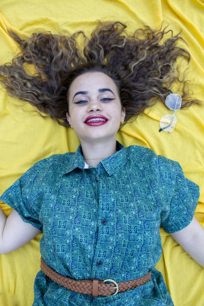 垂直的侧面轮廓上面的高角度照片美丽的她她的女士躺着显示完美的光泽理想的头发上面的头苗条瘦穿着正式穿黄色的布背景图片下载