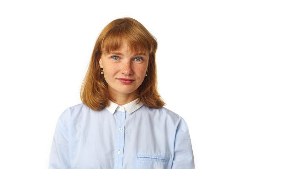近距离的肖像年轻美丽的红发女孩在白衬衫微笑看着相机。副本的空间。孤立在白色背景上。图片下载