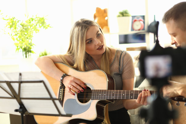 年轻夫妇录制音乐学习视频博客图片下载