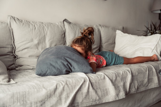 可爱的小女孩在床上图片下载