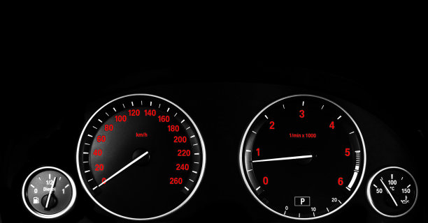 汽车内饰仪表盘细节与指示灯。汽车详细。汽车仪表盘。仪表盘特写，可见速度表和燃油水平。里程表,转速表。柴油引擎。汽车详细图片下载