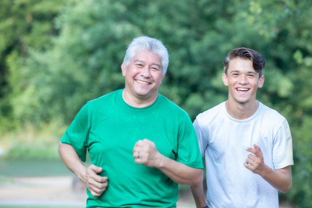 父亲和儿子走在步道上图片下载