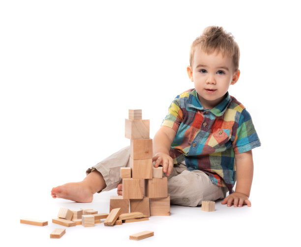 快乐的宝贝男孩玩玩具，孤立的白色背景图片下载