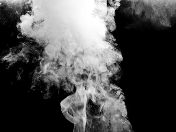 黑色背景上的烟雾图片下载