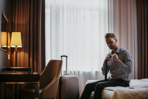 商人在床上固定领带素材图片