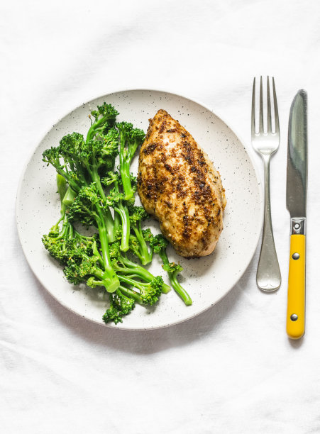 健康饮食午餐-烤鸡胸肉和煮花椰菜卷心菜在一个轻的背景，俯视图图片下载