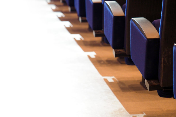 在剧院或电影院的一排排扶手椅，后视图。音乐会的座位图片下载