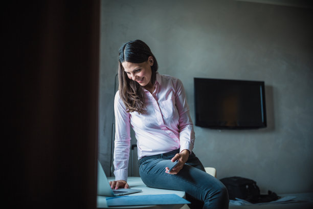 在酒店房间工作的女商人图片下载