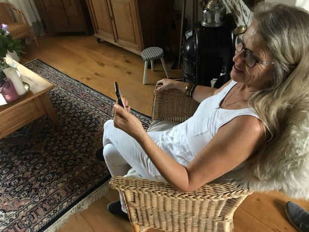 女人用的智能手机图片下载