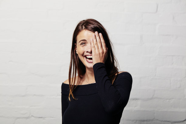 穿着白衣的年轻女子图片下载